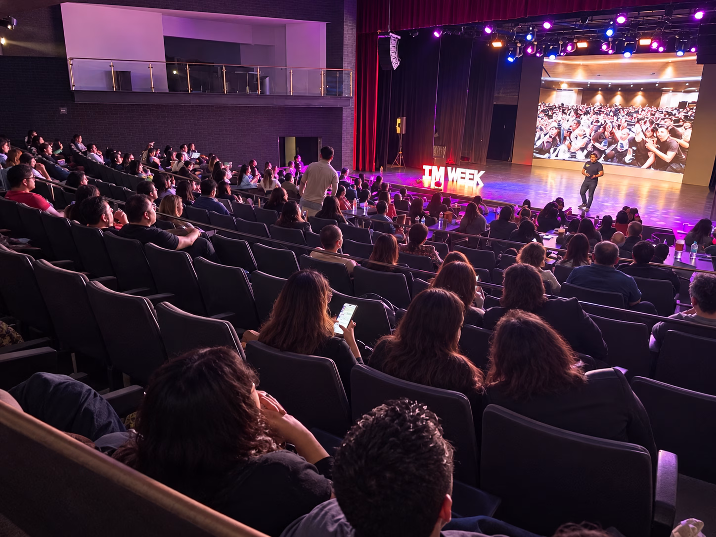 Público y escenario de IMWeek en Ciudad de México